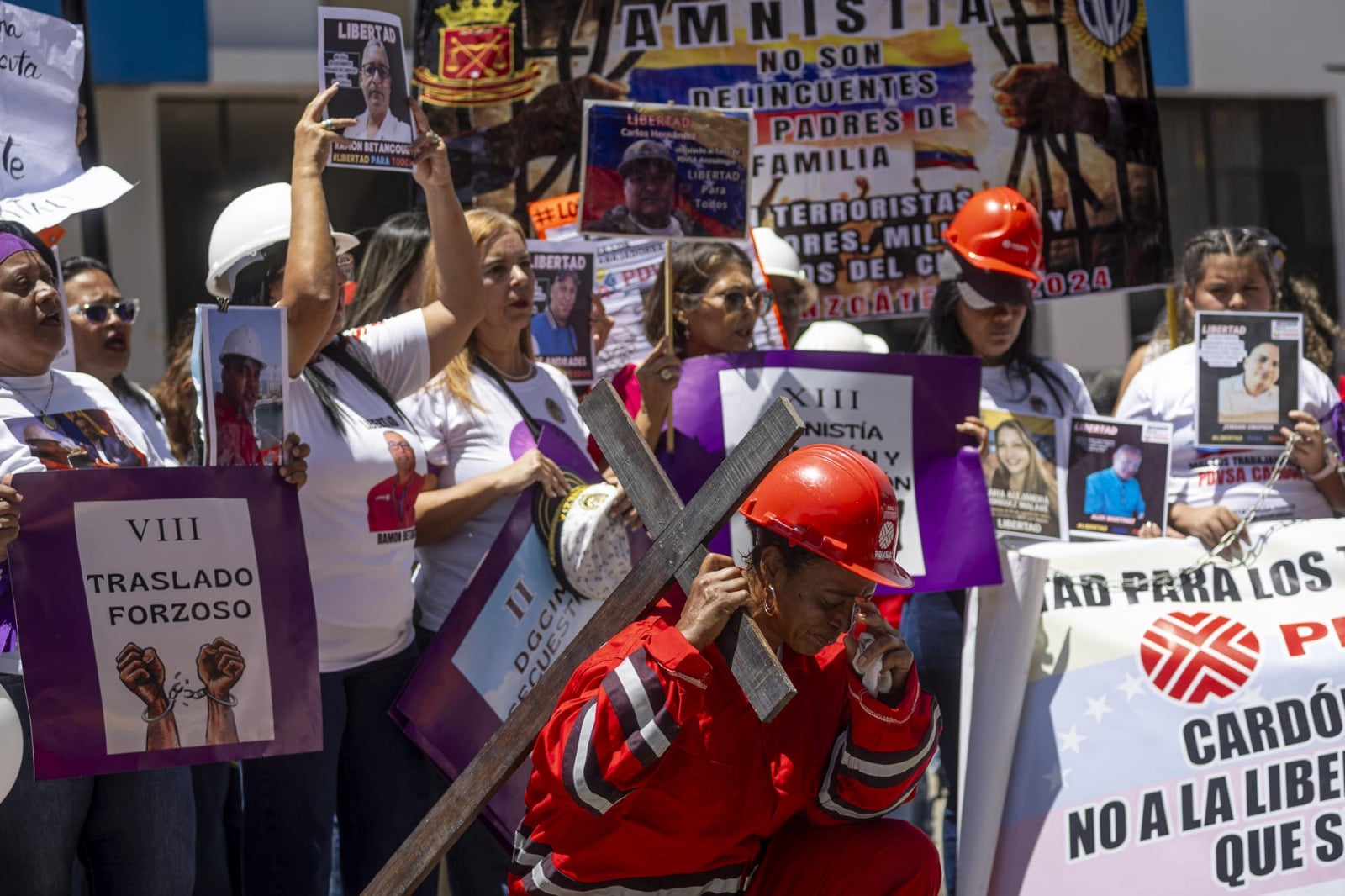 Familiares de trabajadores de PDVSA realizan viacrucis frente al TSJ exigiendo liberación